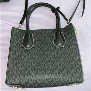 Micheal kors cute small purse (never used )